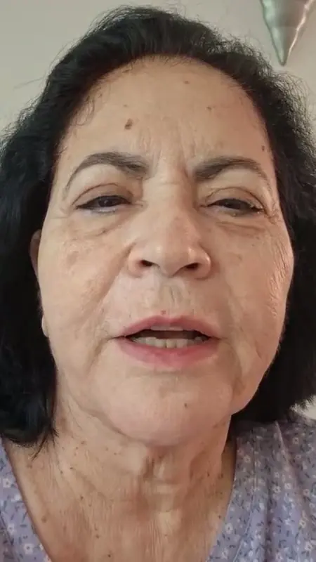 לקוחה מדברת למצלמה